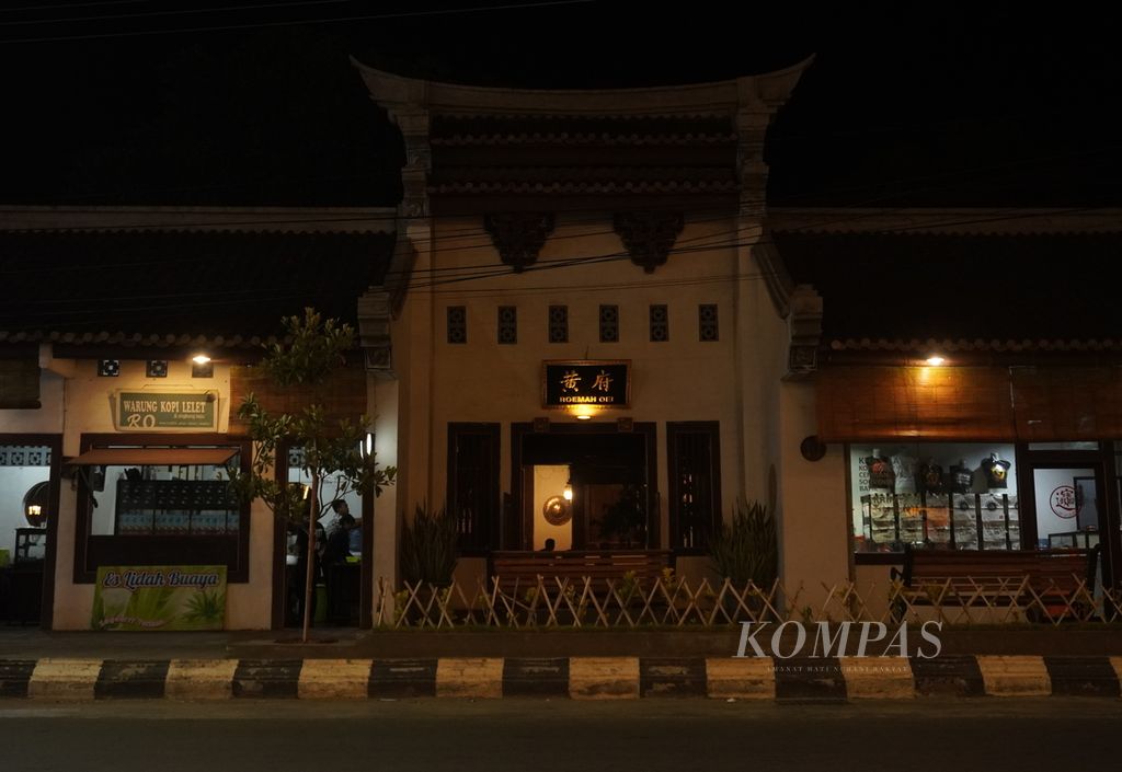  Suasana di depan bangunan tua di kawasan Lasem, Kabupaten Rembang, Jawa Tengah, Jumat (10/11/2023). Bangunan tua itu telah direstorasi dan kini difungsikan sebagai tempat penginapan.