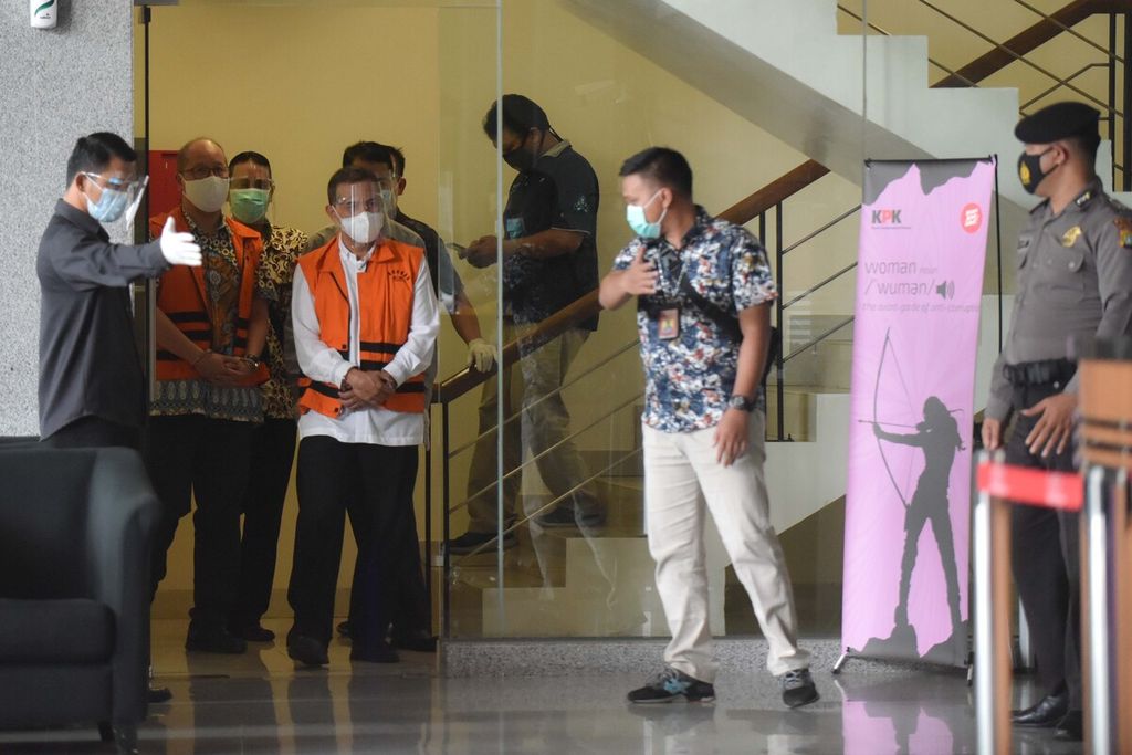Wali Kota Cimahi, Jawa Barat, Ajay Muhammad Priatna (depan) bersama Komisaris RSU Kasih Bunda Cimahi Hutama Yonathan (belakang) berjalan menuju ruang konferensi pers Komisi Pemberantasan Korupsi (KPK) usai menjalani pemeriksaan di Gedung Merah Putih KPK, Kuningan, Jakarta, Sabtu (28/11/2020).