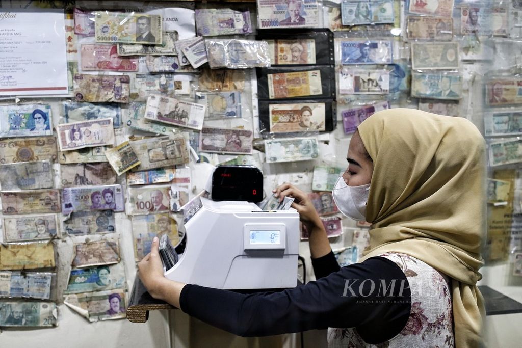 Pegawai perusahaan penukaran uang asing Valuta Artha Mas di ITC Kuningan, Jakarta, menghitung lembaran uang dollar AS, Kamis (8/9/2022). 