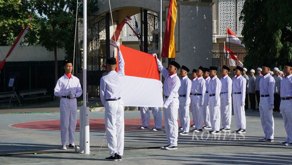Pasukan pengibar bendera bersiap mengibarkan bendera dalam upacara peringatan HUT Ke-78 RI di Pondok Pesantren Al Mukmin Ngruki, Kabupaten Sukoharjo, Jawa Tengah, Kamis (17/8/2023). Upacara bendera telah diadakan dua tahun berturut-turut di pondok tersebut. Salah seorang pendiri pondok ialah Abu Bakar Ba’asyir.