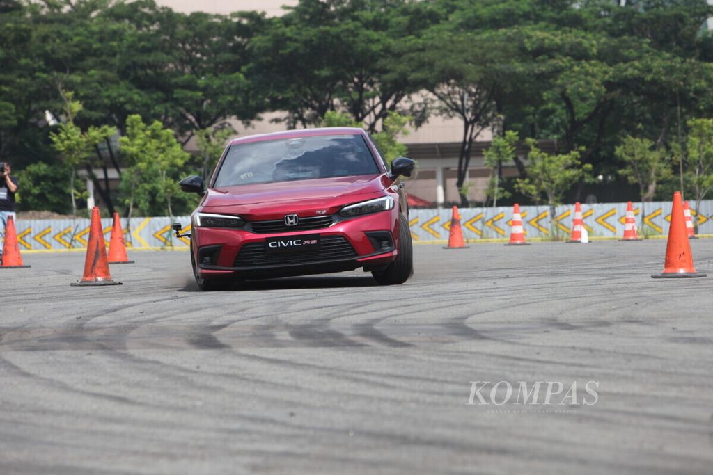 Mobil All New Honda Civic RS berslalom ringan dikemudikan pebalap Alvin Bahar di Arena Edutown, BSD City, Tangerang, Banten, pada Rabu (8/12/2021). Atraksi ini untuk menguji performa mesin dan aspek pengendalian mobil.