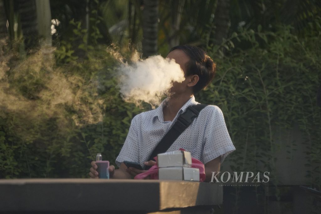 Residents consume electronic cigarettes in Jakarta, on Wednesday (30/8/2023). Users consume electronic cigarettes by inhaling liquid that has been heated using battery-based electric heaters. While conventional cigarettes produce smoke, electronic cigarettes produce vapor or aerosols.