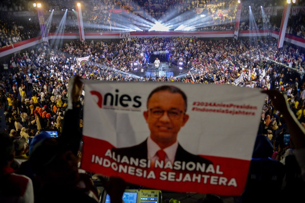 Sukarelawan mengibarkan bendera bergambar Anies Baswedan di Tennis Indoor Senayan, Jakarta, Minggu  (21/5/2023). Sukarelawan bakal calon presiden Anies Baswedan menyelenggarakan acara bertajuk "Temu Kebangsaan Relawan Anies Baswedan" yang dihadiri ribuan sukarelawan dari berbagai penjuru Indonesia. 