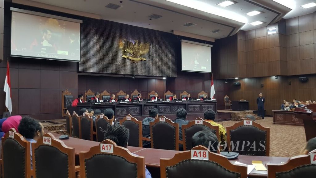 Suasana pembacaan putusan Mahkamah Konstitusi terkait perkara sengketa hasil Pilkada 2018 di Kota Cirebon dan Kabupaten Deiyai. Pada putusannya, MK mengajukan untuk diadakan pemungutan suara ulang, Jakarta, Rabu (12/9/2018).
