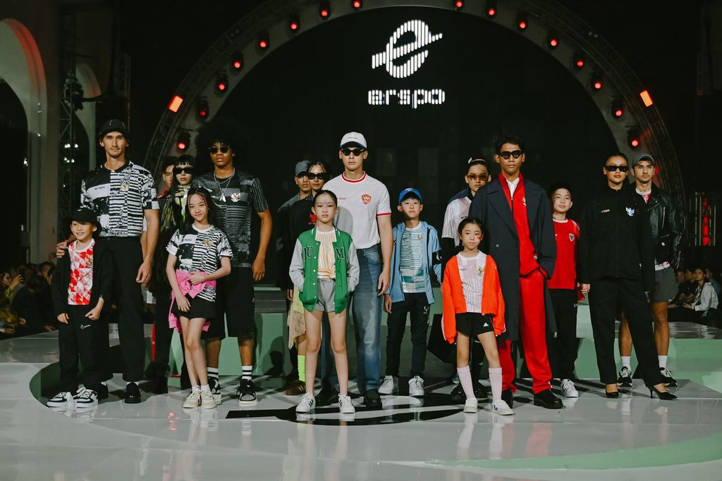 Sejumlah model memamerkan produk jersei dan <i>fashion</i> tim nasional Indonesia kreasi Erspo pada peluncuran jersei, Senin (18/4/2024), di Jakarta. Para model tampil mewakili tren <i>fashion</i> terkini, yaitu <i>blokecore</i>. 