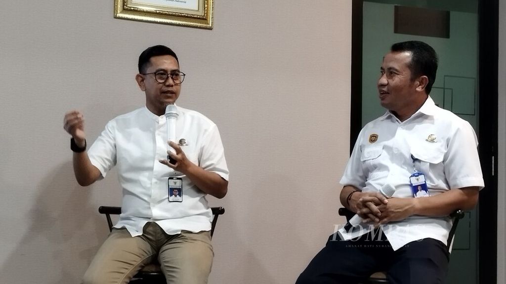Kepala Subdirektorat Promosi dan Kemitraan Direktorat Jenderal Perhubungan Darat Kementerian Perhubungan Iwan Budiyono (kiri) menjelaskan mengenai acara Pekan Nasional Keselamatan Jalan (PNKJ) 2023 dalam media briefing di Kantor Kemenhub, Jakarta, Kamis (6/7/2023).