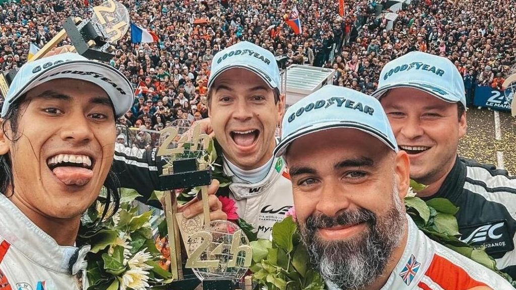 Sean Gelael (kiri), pebalap Tim WRT 31, bersama pebalap Augusto Farfus dan Darren Leung berhasil finis kedua pada balap 24 jam Le Mans, Sarthe, Perancis, Minggu (16/6/2024).