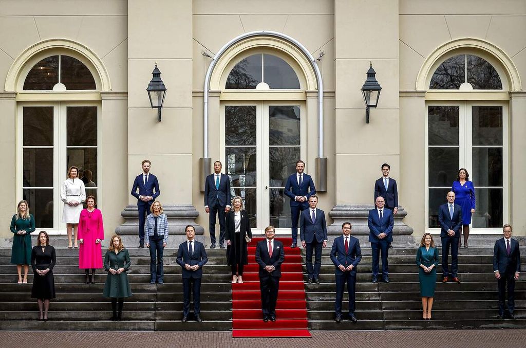 Raja Belanda Willem-Alexander (tengah) berfoto bersama dengan Perdana Menteri Belanda Mark Rutte (delapan dari kiri) dan para anggota kabinetnya, yang dikenal dengan julukan "Rutte IV" di luar Istana Noordeinde, Den Haag, Belanda, 10 Januari 2022. Tak sampai 1,5 tahun setelah terbentuk, kabinet pemerintahan itu bubar. 