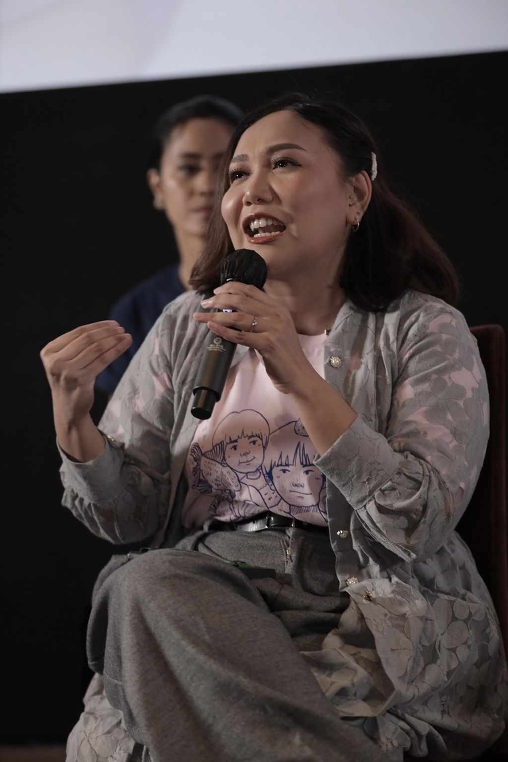 Sutradara Gina S Noer saat menjelaskan tentang <i>Dua Hati Biru</i> dalam jumpa pers di Epicentrum XXI, Jakarta, Kamis (4/4/2024).
