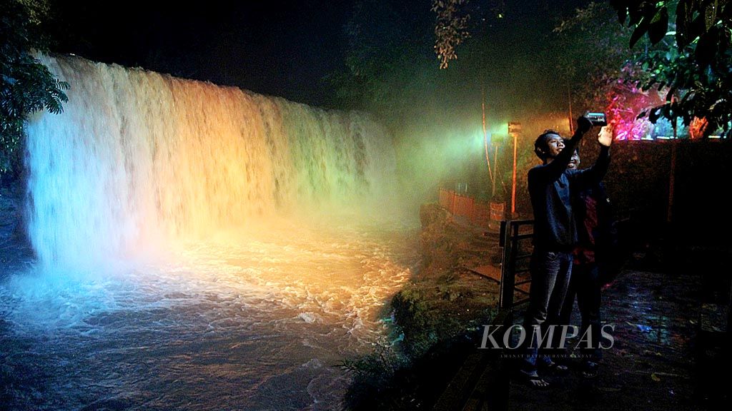 Dua  wisatawan  mengabadikan  obyek wisata andalan Lubuk Linggau,   air terjun Temam, Rabu (19/4) malam .