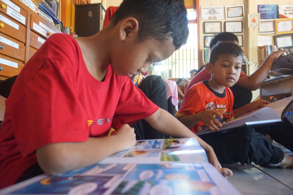 Anak-anak membaca buku di Perpustakaan Bergerak Limbah Pustaka di Desa Muntang, Kecamatan Kemangkon, Kabupaten Purbalingga, Jawa Tengah, Minggu (30/4/2023).