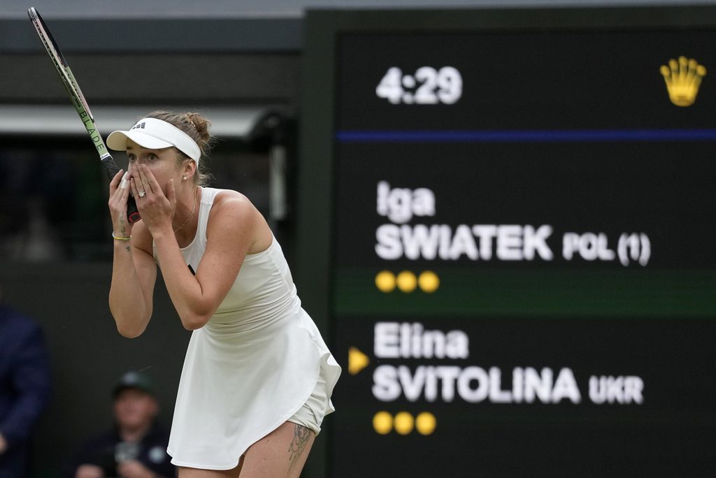 Selebrasi petenis Ukraina, Elina Svitolina, setelah mengalahkan petenis Polandia, Iga Swiatek, dalam pertandingan perempat final tunggal putri Grand Slam Wimbledon di All England Club, London, Selasa (11/7/2023). 
