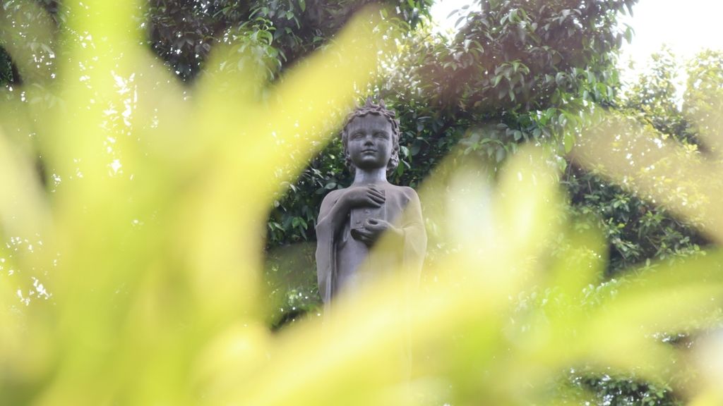 Patung Anna de Kiev di Taman Cattleya, Jakarta Barat, Rabu (9/3/2022). Patung setinggi 140 cm ini menjadi simbol persahabatan ibu kota Ukraina, Kiev, dan Jakarta sebagai <i>Sister City</i>. Replika patung karya Konstantin Skrytutski ini merupakan kado ulang tahun ke-492 Kota Jakarta dari Kiev.