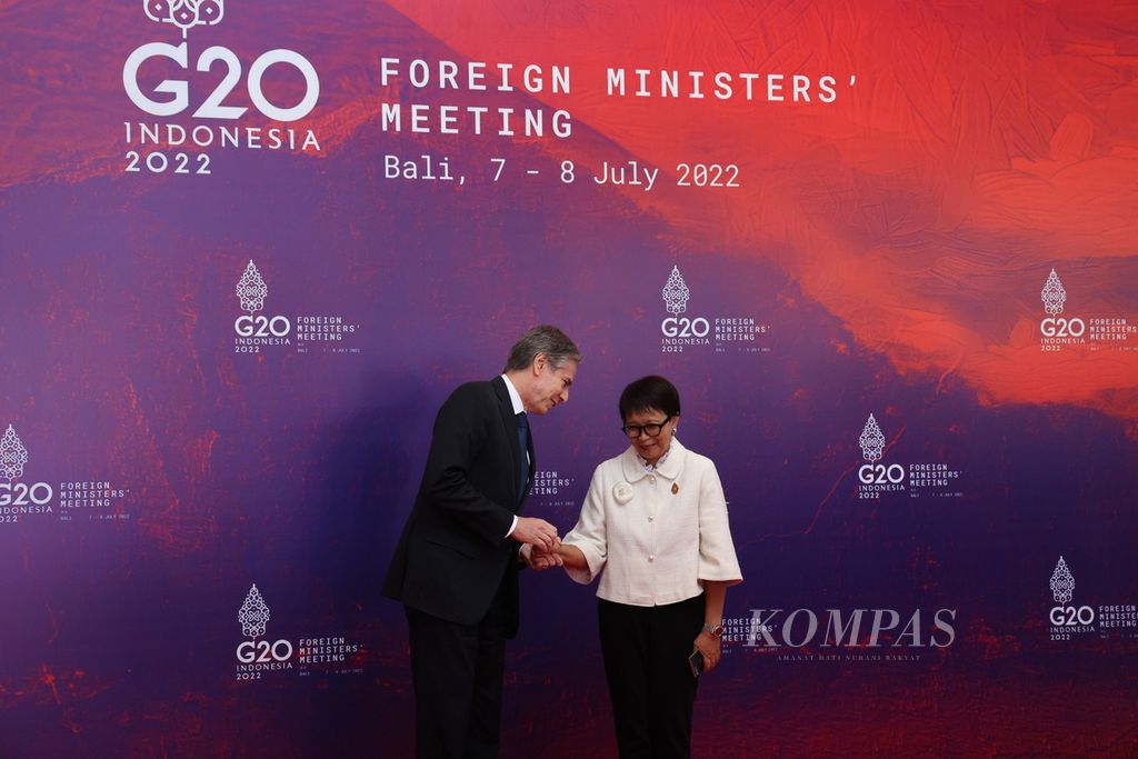 Menteri Luar Negeri RI Retno Marsudi (kanan) menyambut kedatangan Menteri Luar Negeri Amerika Serikat Antony Blinken yang menghadiri Pertemuan Menteri Luar Negeri G20 di Nusa Dua, Badung, Bali, Jumat (8/7/2022).