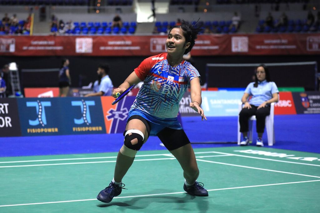 Tunggal putri Ester Nurumi Tri Wardoyo mengalahkan Mihane Endo (Jepang), 21-13, 21-16, pada babak keempat Kejuaraan Dunia Yunior di Santander, Spanyol, Kamis (27/10/2022).