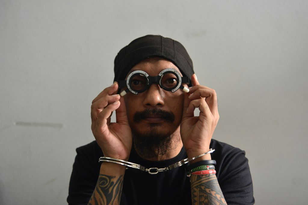 Salah seorang tahanan teroris mengikuti pemeriksaan kesehatan mata di Rutan Narkoba Polda Metro Jaya, Jakarta, Rabu (29/3/2023). Densus 88 bekerja sama dengan Badan Nasional Penanggulangan Terorisme (BNPT) menggelar cek kesehatan mata bagi para tahanan teroris. 