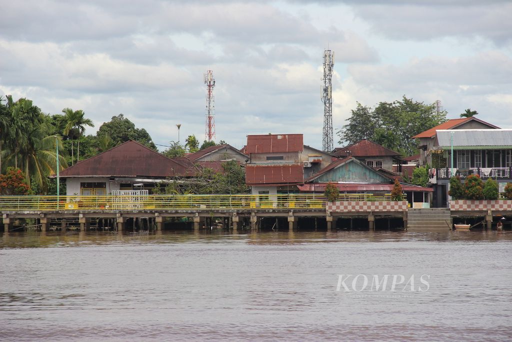 Rumah panggung di tepian Sungai Kapuas, Kota Pontianak, Kalimantan Barat, Jumat (19/1/2024).