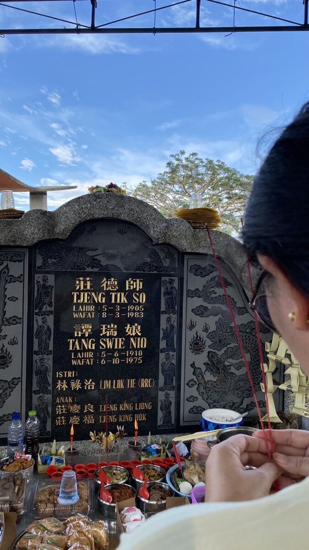 Sembahyang Cheng Beng di makam leluhur Tjeng Tik So di negara, Jembrana, Bali, Sabtu (25/03/2023) 
