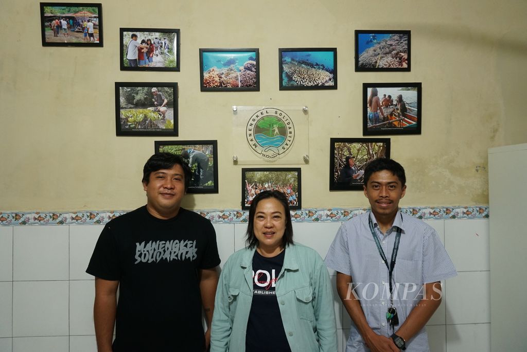 The management of the Solidarity Manengkel Association, namely (from left) chairman Erlando Tumangken, director Sella Runtulalo, and person in charge of the plastic waste program Edwin Tumoka when met at their office, Thursday (24/11/2022) in Paal Dua, Manado, North Sulawesi.