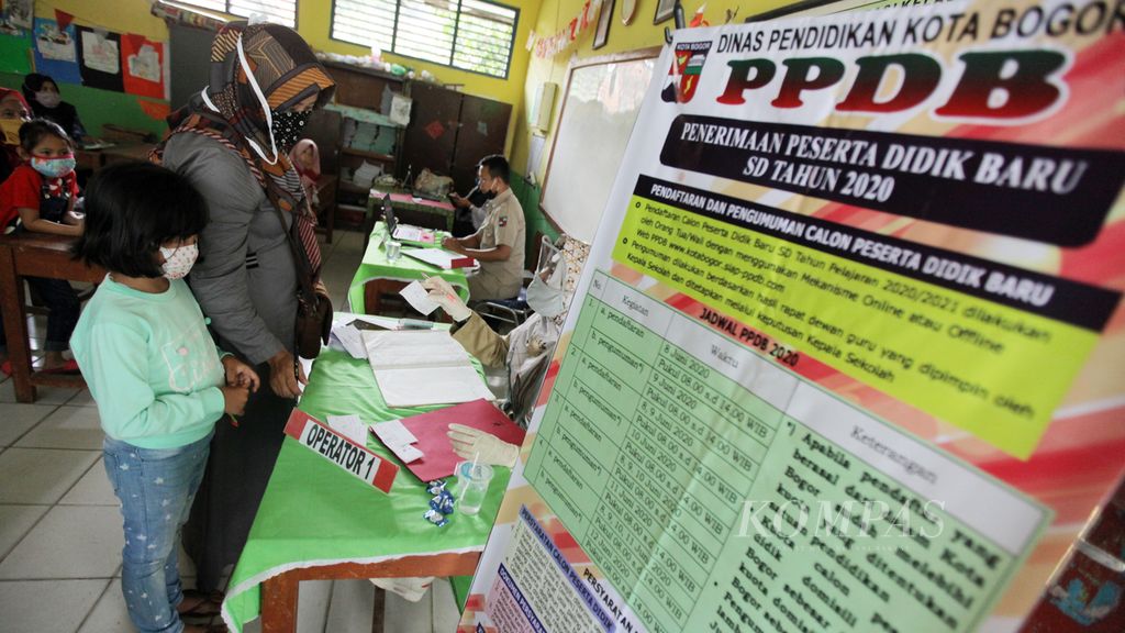 Suasana pendaftaran penerimaan peserta didik baru (PPDB) di SD Negeri Cipaku 2, Cipaku, Kota Bogor, Jawa Barat, Senin (8/6/2020). Selain dengan pelayanan daring, sejumlah sekolah pun menerima pendaftaran PPDB di sekolah masing-masing. 