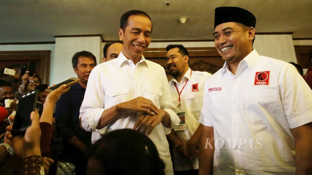Bersama Ketua Umum DPP Projo, Budi Arie Setiadi (kanan), Presiden yang sekaligus bakal calon presiden 2019-2024, Joko Widodo, seusai mengikuti penutupan Rapat Kerja Nasional IV Projo di Jakarta, Minggu (16/9/2018). 