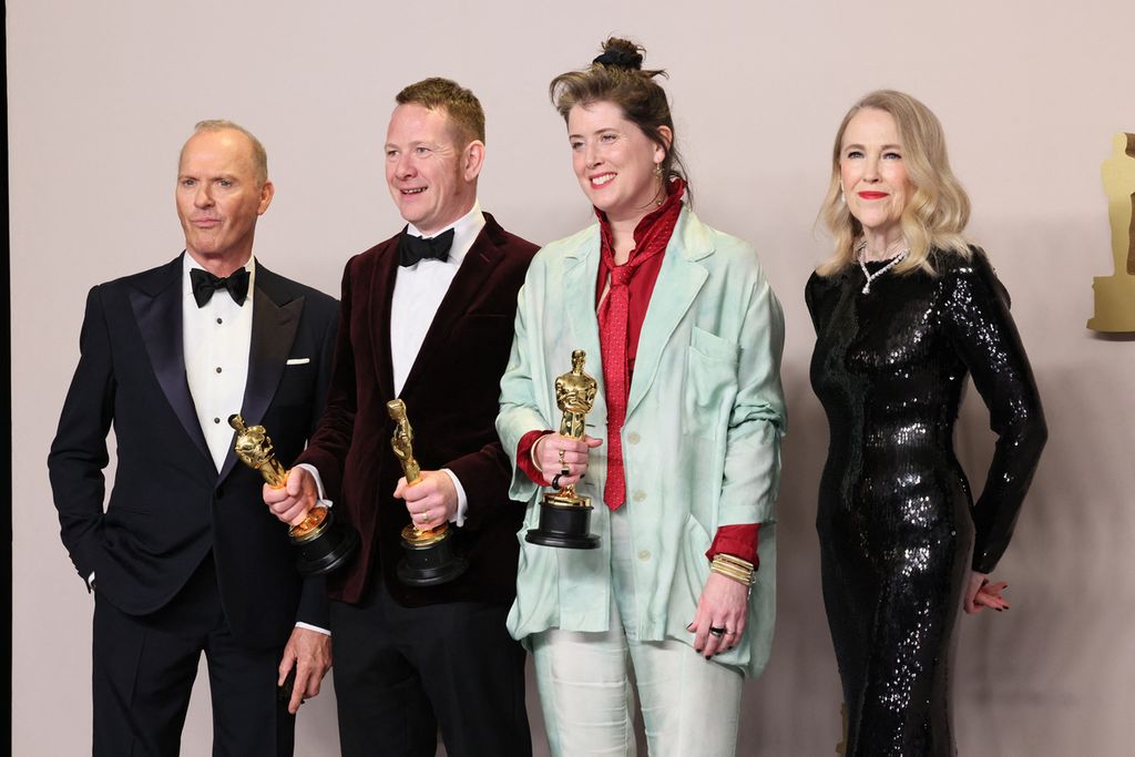 (Dari kiri) Michael Keaton, James Price, Shona Heath, dan Catherine O'Hara berpose setelah memenangi kategori Desain Produksi Terbaik untuk film <i>Poor Things </i>dalam 96th Annual Academy Awards di Ovation Hollywood di Hollywood, California, AS, Minggu (10/3/2024). 