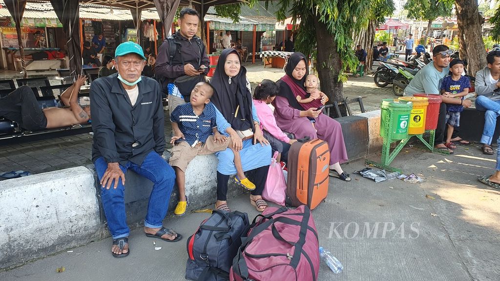 Saldi (58), pemudik asal Singaparna, Kabupaten Tasikmalaya, Jawa Barat, bersama keluarganya baru tiba di Terminal Kalideres, Jakarta Barat, Selasa (16/4/2024), setelah menempuh perjalanan arus balik Lebaran dengan bus selama tujuh jam.