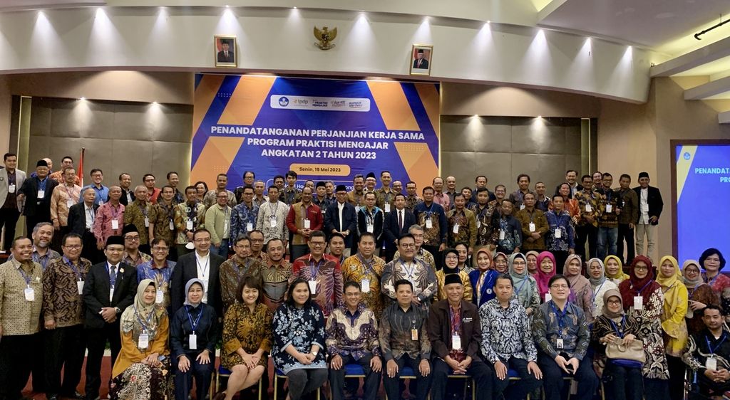 Acara penandatanganan perjanjian kerja sama program Praktisi Mengajar antara Kemendikbudristek dan perguruan tinggi, di Tangerang, Jakarta, Senin (15/5/2023).