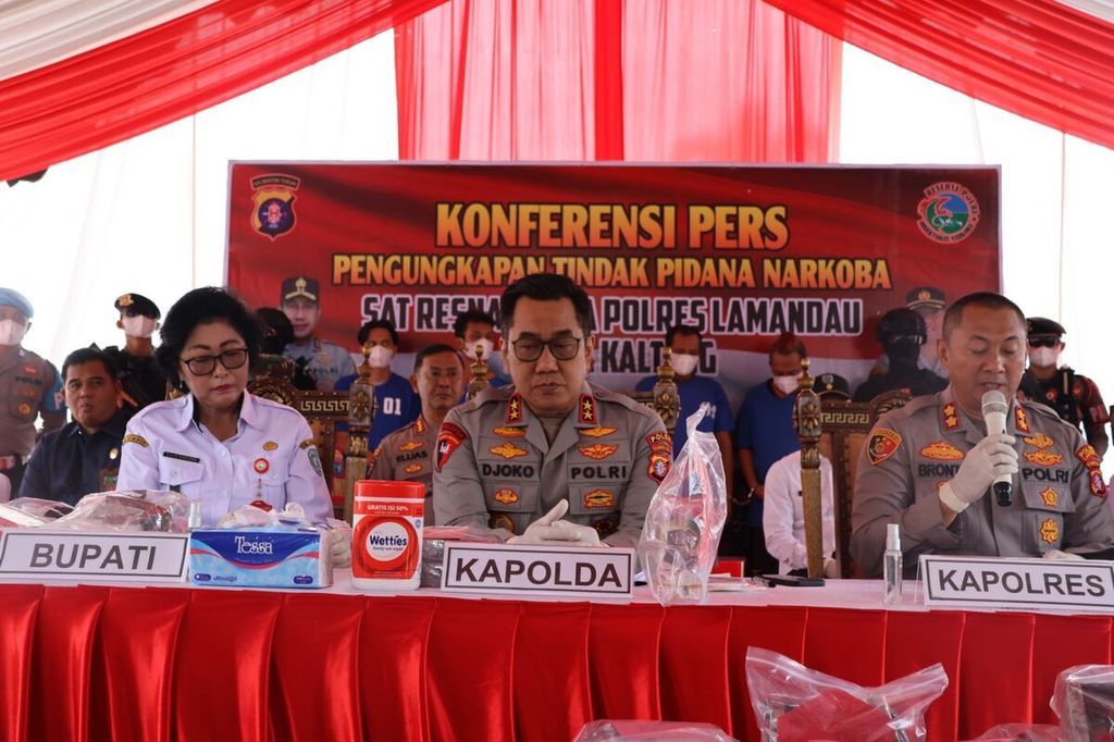 Kepala Kepolisian Daerah Kalimantan Tengah Inspektur Jenderal Djoko Poerwanto (tengah) bersama Penjabat Bupati Lamandau Lilis Suryani dan Kapolres Lamandau Ajun Komisaris Besar Bronto Budiono memberikan keterangan media di Nanga Bulik, Kabupaten Lamandau, Kalimantan Tengah, Rabu (22/5/2024) siang.