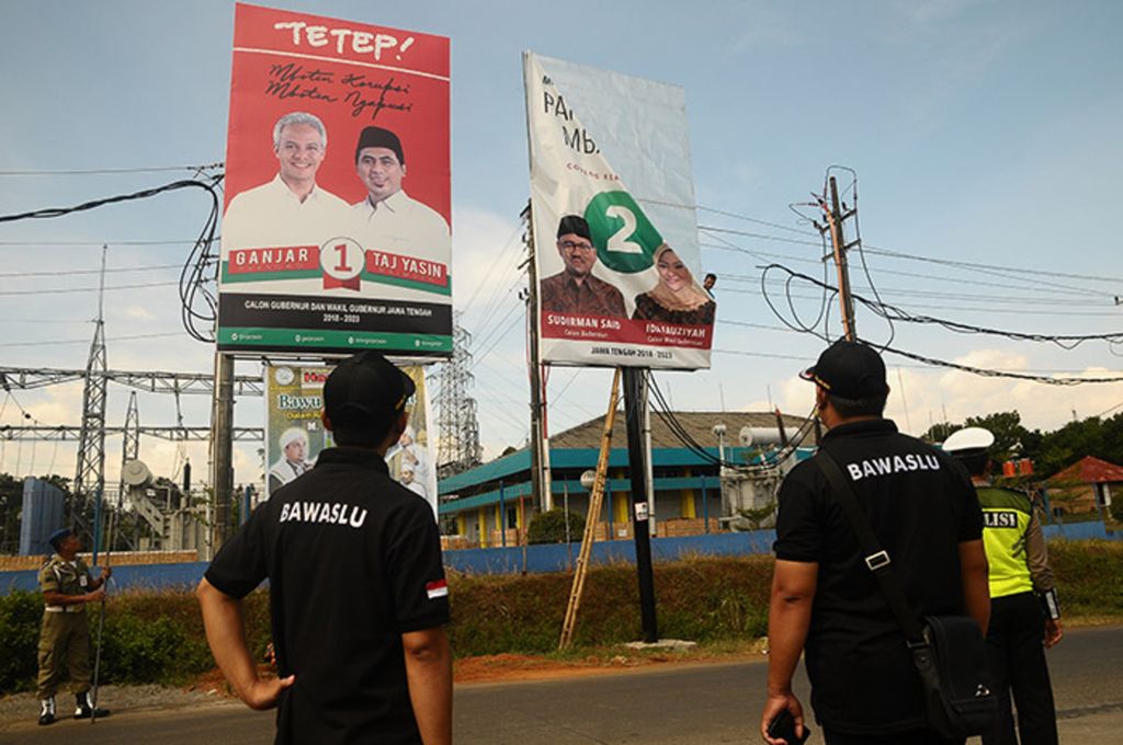 Petugas menertibkan alat peraga kampanye peserta Pemilihan Gubernur (Pilgub) Jateng 2018 di Jepara, Jawa Tengah, Minggu (24/6/2018). Penertiban alat peraga kampanye oleh petugas Bawaslu (Badan Pengawas Pemilu), satpol PP, dan polisi itu karena pilkada memasuki tahapan masa tenang menjelang hari pencoblosan pada 27 Juni 2018. 