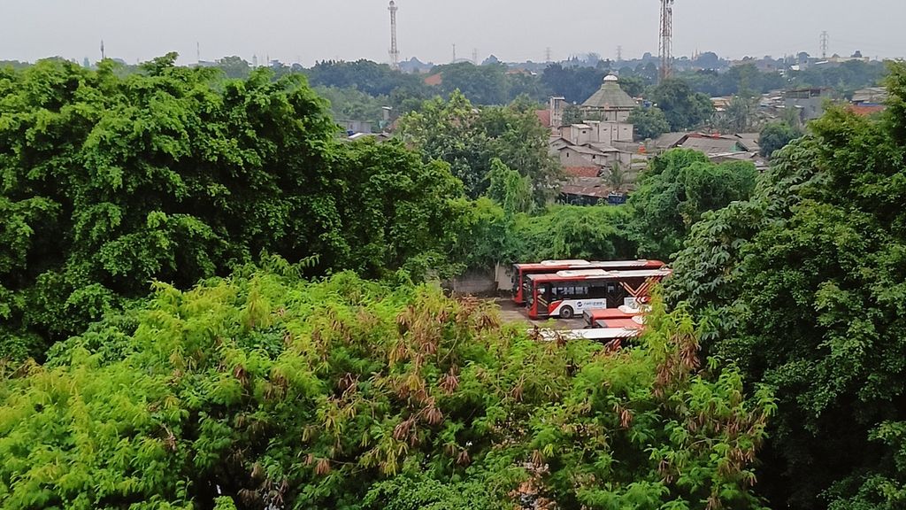 Puluhan bus Transjakarta terparkir di Depo Transjakarta Pinang Ranti, Jakarta Timur, Rabu (21/22/2022). Puluhan bus itu diduga mangkrak atau tak beroperasi.