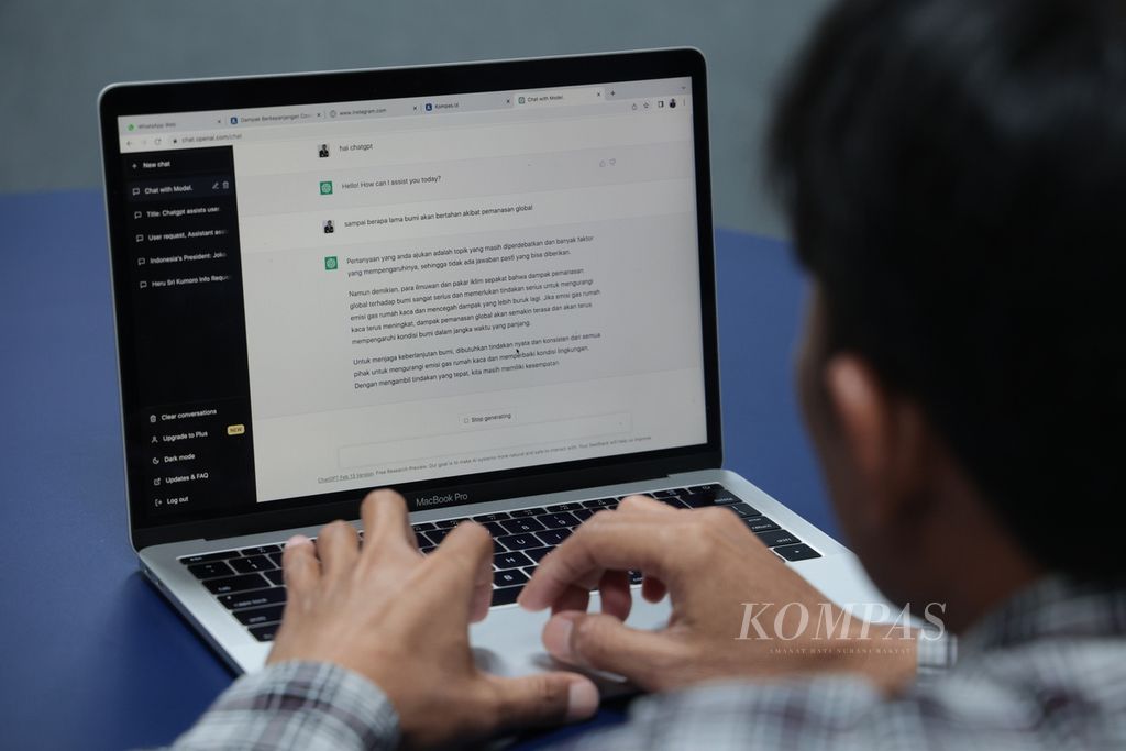 Pemanfaatan aplikasi berbasis kecerdasan buatan (<i>artificial intelligence</i>/AI), ChatGPT, di sebuah kantor di Jakarta, Selasa (7/3/2023). ChatGPT adalah <i>chatbot </i>AI berupa model bahasa generatif yang menggunakan teknologi transformer untuk memprediksi probabilitas kalimat atau kata berikutnya dalam suatu percakapan ataupun perintah teks. 