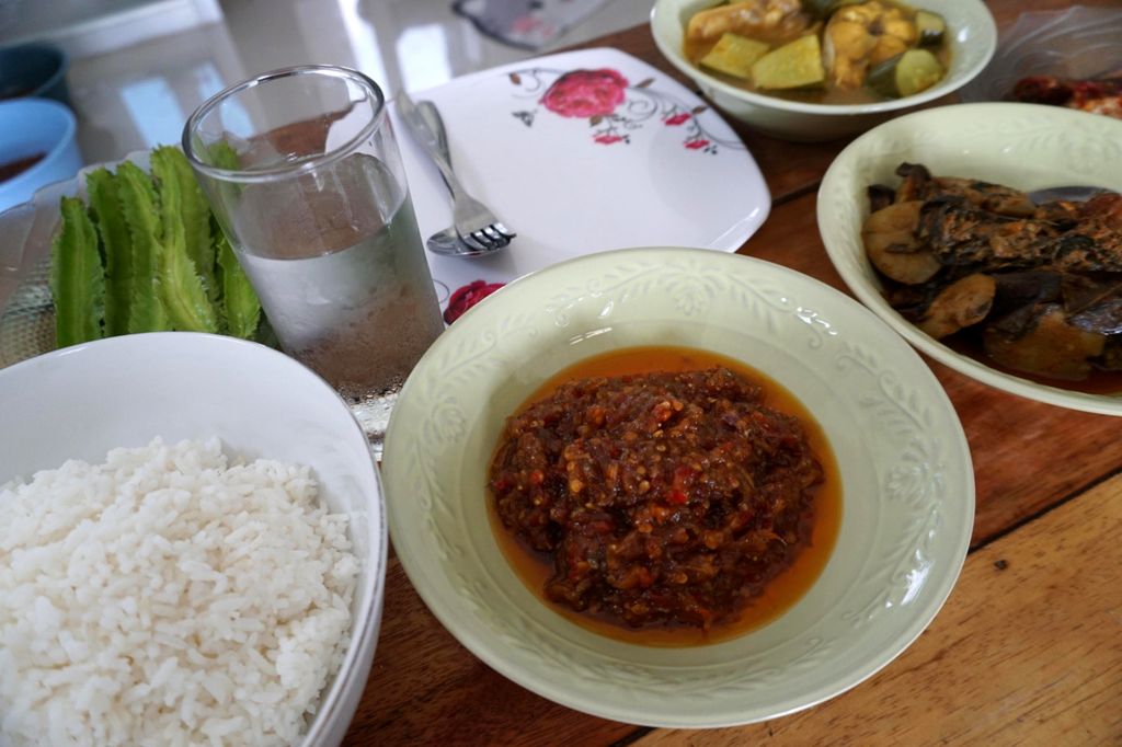 Sambal tempoyak dan kuliner olahan tempoyak tersaji di Kota Jambi, Sabtu (21/9/2024). Pemanfaatan bahan tempoyak yang berasal dari fermentasi durian menjadi penganan khas masyarakat Jambi.