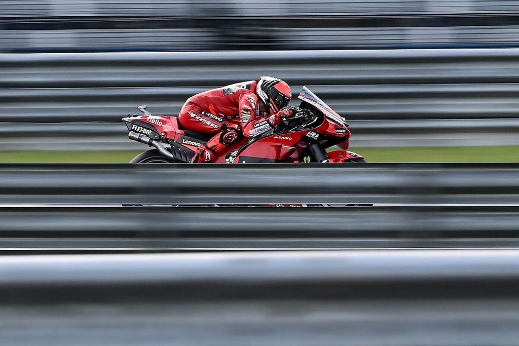 Pebalap Ducati Lenovo, Francesco Bagnaia, memacu motornya saat sesi latihan bebas kedua MotoGP seri Thailand di Sirkuit Internasional Chang, Buriram, Jumat (30/9/2022).