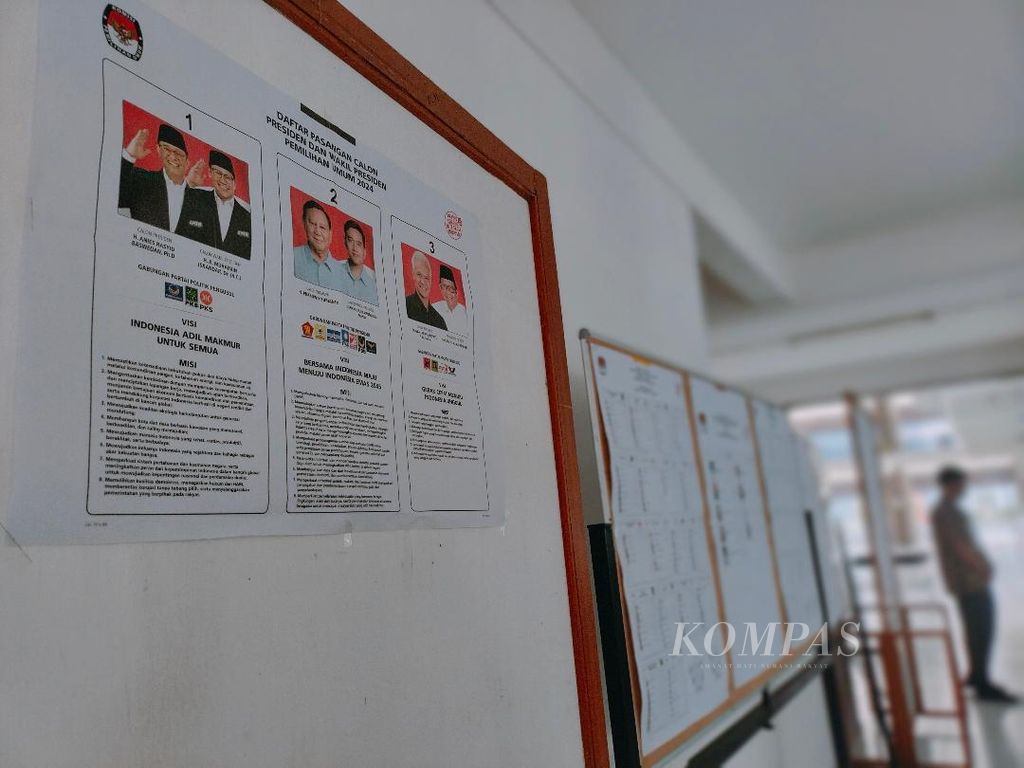 Gambar pasangan capres-cawapres dipasang di papan yang diletakkan di selasar di dekat TPS 903 di Asrama Ratnaningsih Kinanti 2-3 di Kecamatan Depok, Kabupaten Sleman, Daerah Istimewa Yogyakarta, Rabu (14/2/2024).