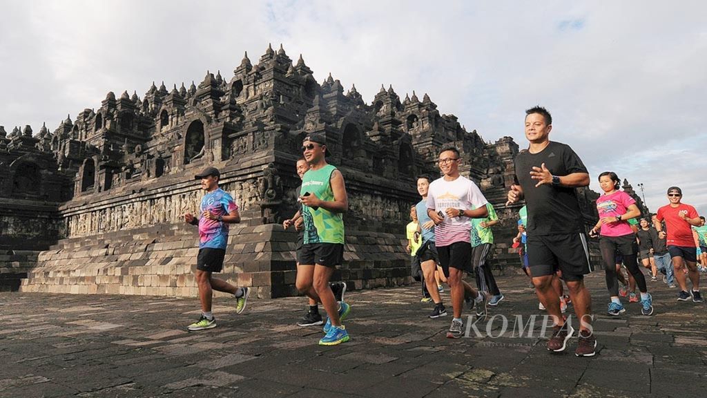 Para pelari melakukan lari ringan sekitar 3 kilometer sambil menikmati pemandangan di Candi Borobudur, Magelang, Sabtu (18/11).