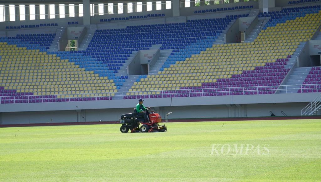 Pekerja merapikan rumput lapangan di Stadion Manahan, Kota Surakarta, Jawa Tengah, Minggu (4/6/2023). Stadion itu akan dijadikan arena pergelaran kualifikasi Piala Asia U-23. Indonesia menjadi tuan rumah tergabung dengan dua negara lain dalam Grup K, yakni Turkmenistan dan China Taipei. 