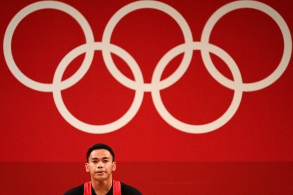 Atlet Indonesia, Eko Yuli Irawan, berlaga dalam kompetisi angkat besi 61 kg putra selama Olimpiade Tokyo 2020 di Tokyo International Forum, Tokyo, pada 25 Juli 2021.