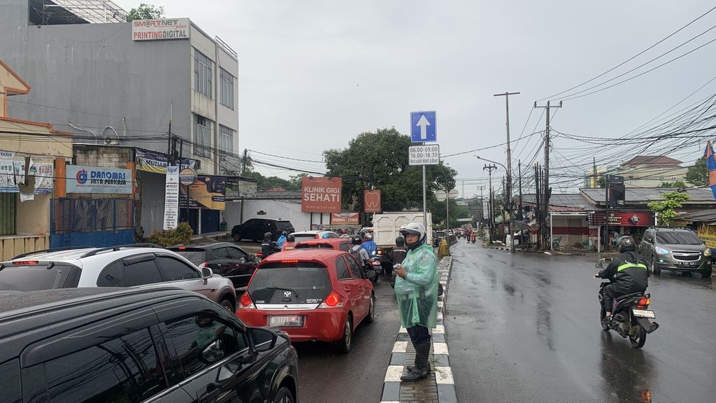 Kepadatan lalu lintas dari arah perempatan Viktor menuju lampu merah Muncul, Tangerang Selatan, pada hari pertama pemberlakuan sistem satu arah atau SSA, Kamis (2/3/2023).