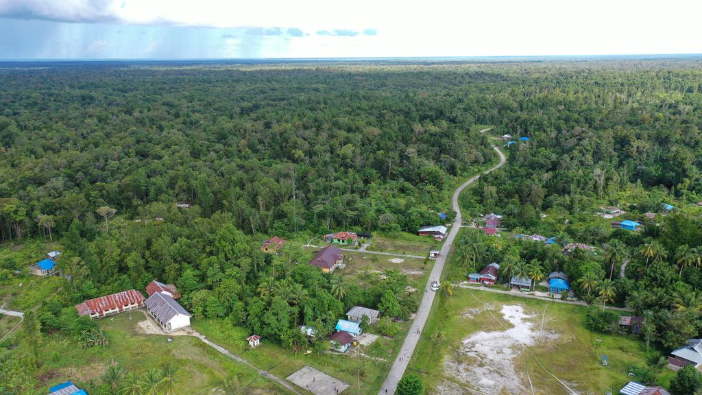 Hutan mengeliingi kawasan permukiman warga di Distrik Konda, Sorong Selatan, Papua Barat, Rabu (9/6/2021). Masyarakat setempat menolak rencana kehadiran perkebunan sawit di kawasan mereka.