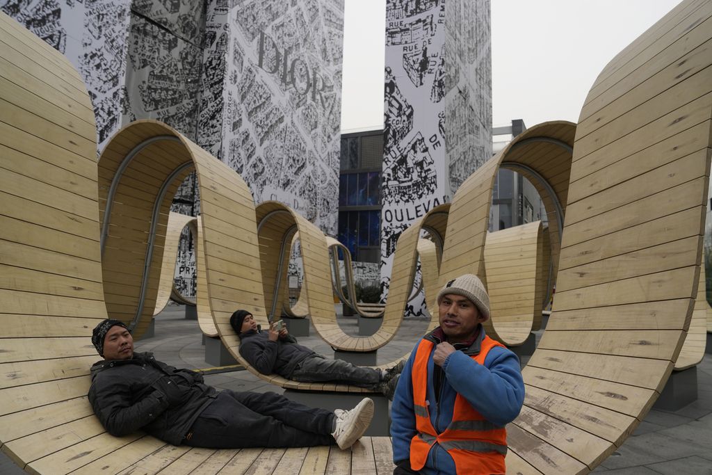 Pekerja muda beristirahat di luar sebuah pusat perbelanjaan di Beijing, China, pada Januari 2024.