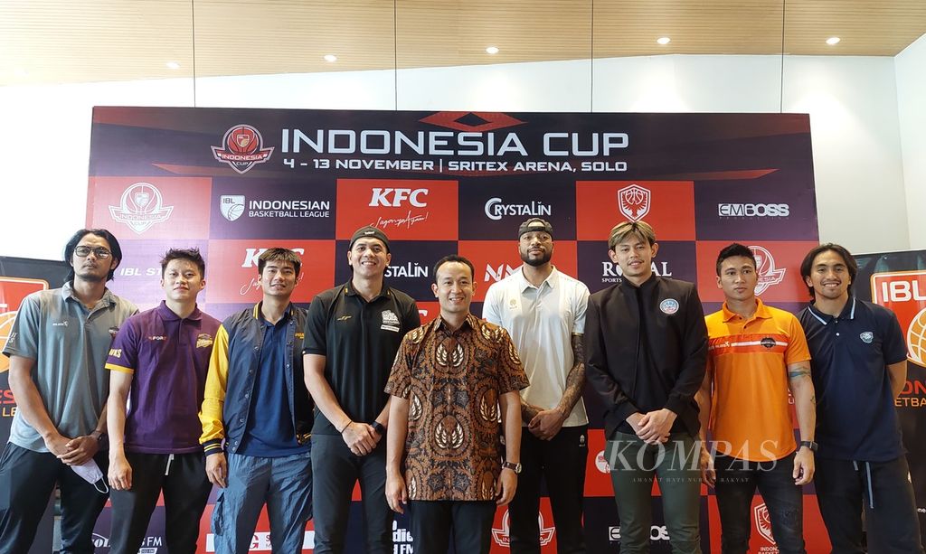 Foto bersama direktur utama dan para pemain IBL dalam konferensi pers Indonesia Cup 2022 di Jakarta, Rabu (26/10/2022). Indonesia Cup akan berlangsung di Sritex Arena, Solo, pada 4-13 November 2022.