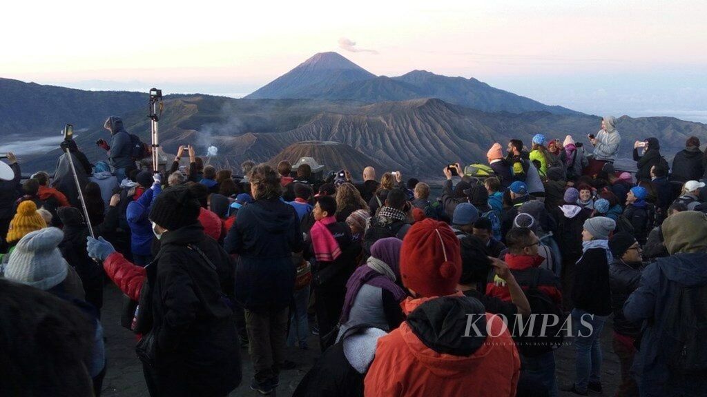 Ratusan wisatawan dari dalam dan luar negeri berupaya mengabadikan matahari terbit di Gunung Bromo, Jawa Timur, beberapa waktu lalu.