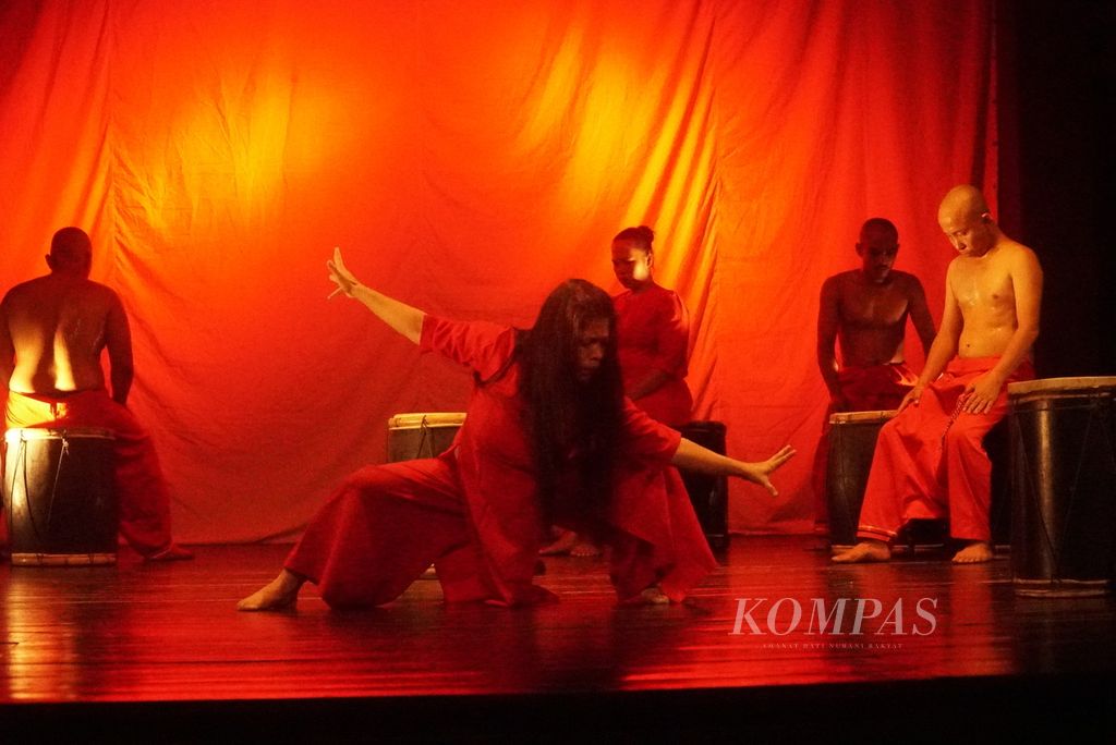 Nan Jombang Dance Company yang dipimpin koreografer Ery Mefri menampilkan karya berjudul "Salam Tubuh pada Bumi" dalam Kaba Festival 2023 di Gedung Manti Menuik, Ladang Tari Nan Jombang, Kota Padang, Sumatera Barat, Rabu (1/11/2023). 