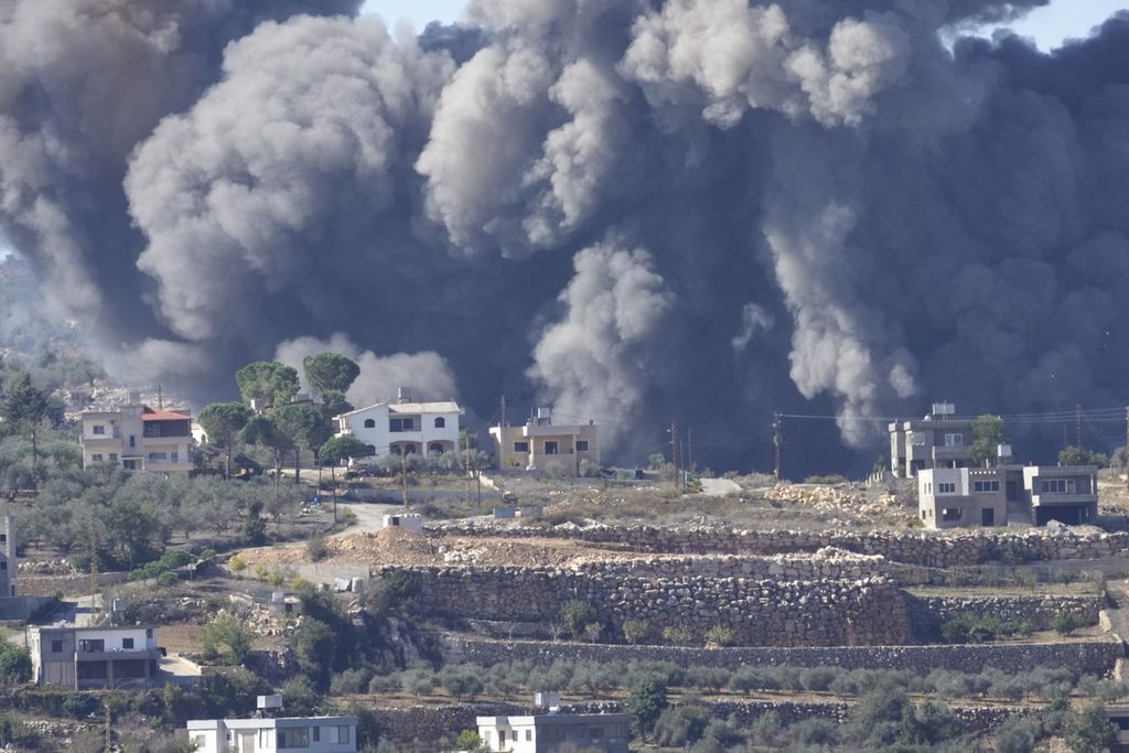 Black smoke billowed due to Israeli air strikes on the outskirts of Aita al-Shaab, a village in Lebanon bordering Israel, on November 4, 2023.