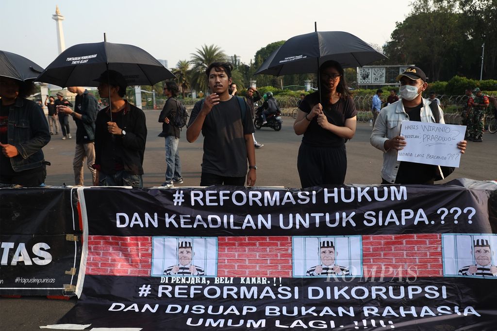 Aktivis dan pegiat HAM saat aksi Kamisan di depan Kompleks Istana Presiden, Jakarta, Kamis (24/10/2019).
