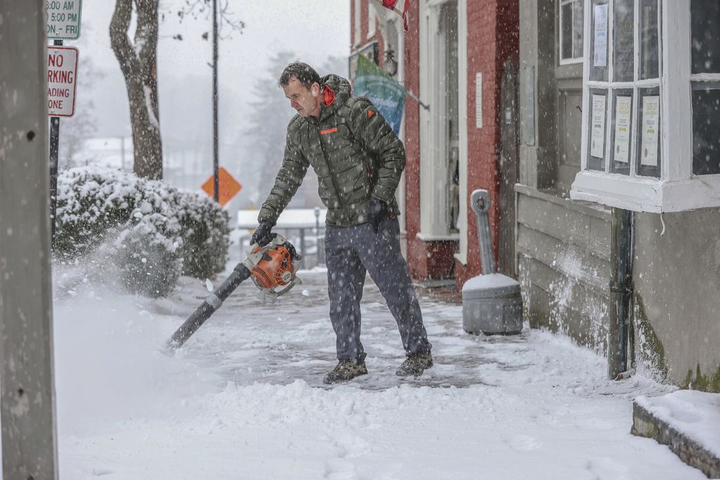 Salju menimbun Abingdon di Negara Bagian Virginia, Amerika Serikat, Senin (22/1/2024). Beberapa tahun terakhir, AS dan Kanada dilanda musim dingin dengan suhu hingga minus beberapa puluh derajat setiap awal tahun