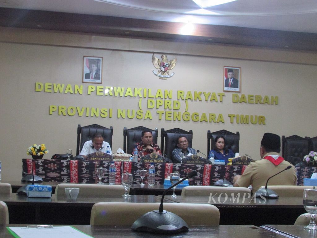 Rapat dengar pendapat Komisi V DPRD NTT dengan Kepala Dinas Pendidikan dan Kebudayaan NTT di ruang rapat DPRD di Kupang, Rabu (1/3/2023). DPRD minta kebijakan masuk sekolah pukul 05.30 ditunda untuk sementara waktu.