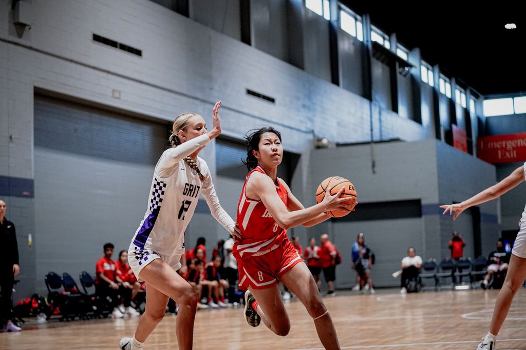 Pemain tim Kopi Good Day DBL Indonesia All-Star 2024, Samantha Wong (kanan), membawa bola saat melawan Grit 17U Respect dalam Nike Tournament of Champions di Chicago, Amerika Serikat, Sabtu (20/7/2024). DBL kalah dengan skor 24-45 pada laga itu.