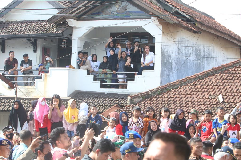 Warga antusias menyaksikan Presiden Joko Widodo keluar dari area Kolam Retensi Andir, Kecamatan Baleendah, Kabupaten Bandung, Jawa Barat, Minggu (5/3/2023).